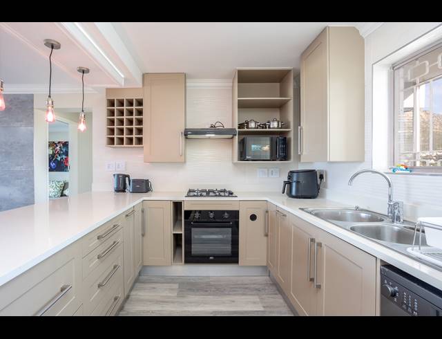 2 BEDROOM APARTMENT TO LET IN MUIZENBERG